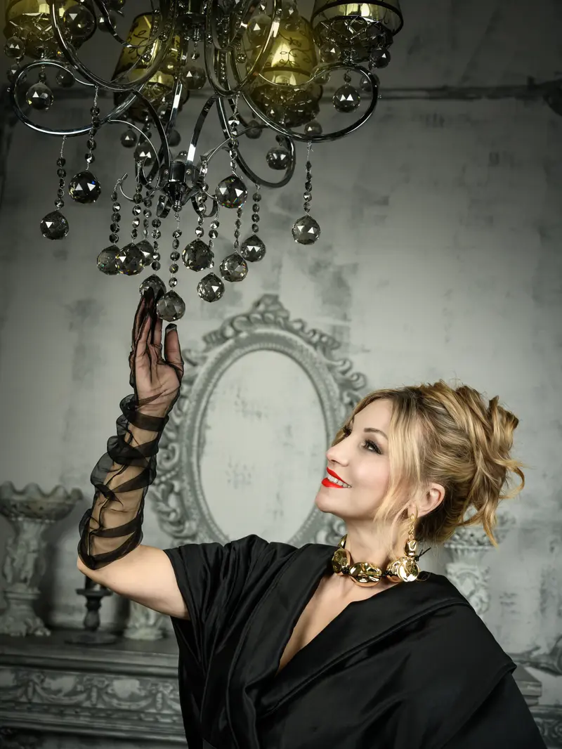 CHARMING LADY — ENZO Magazine, May 2025